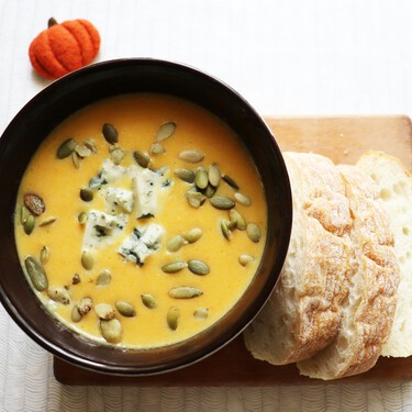 La verdura prácticamente desconocida en España con la que he mejorado la receta de crema de calabaza