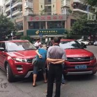 ¡Ironía pura! Este Range Rover Evoque chocó con su copia china...