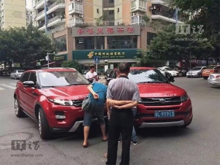 ¡Ironía pura! Este Range Rover Evoque chocó con su copia china...