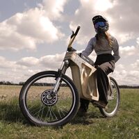 Esta bicicleta eléctrica de fabricación casera tiene un chasis exclusivamente de madera y puede alcanzar los 45 km/h 