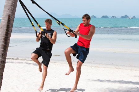 Entrena en la playa con TRX: un entrenamiento para mantenerte en forma