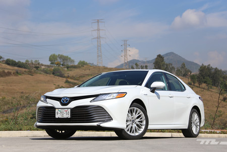 Toyota Camry Hybrid, a prueba: el Camry que mejor va es también el más eficiente