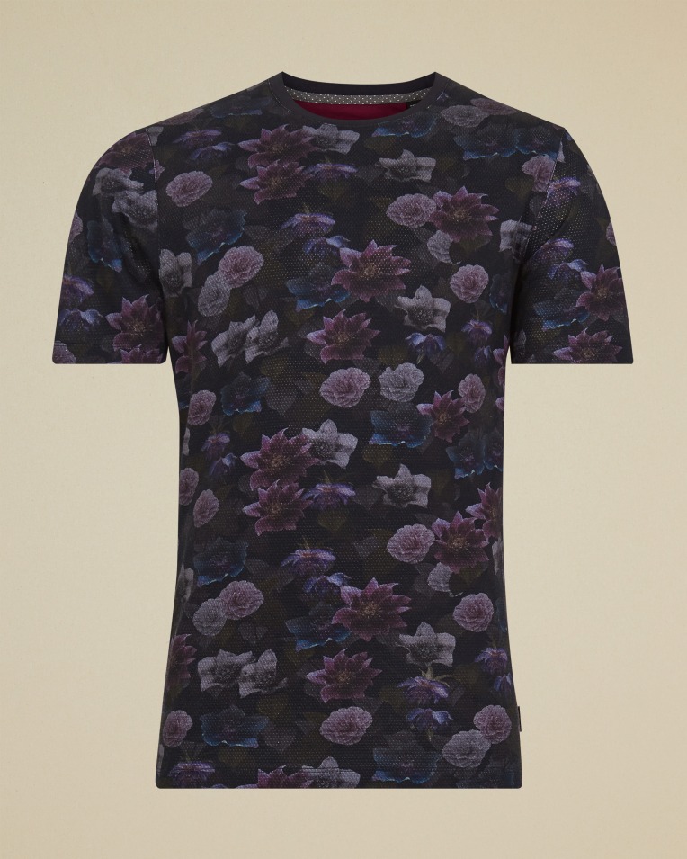 Camiseta modelo zoom negra con estampado floral