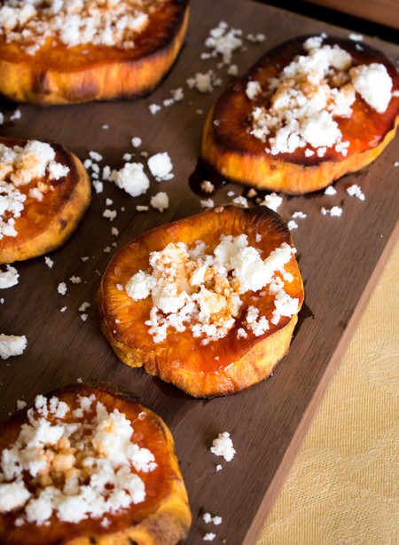 Camotes confitados con piloncillo y queso doble crema chiapaneco. Receta fácil para postre de Año Nuevo