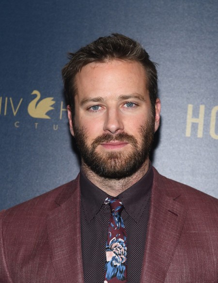 Armie Hammer convierte el otoño en primavera con un sólo look en la premiere de 'Hotel Mumbai'