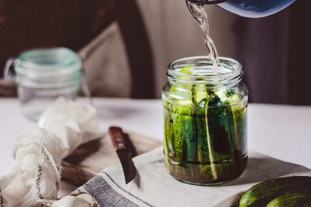 No tires el jugo de los encurtidos, mejor aprovéchalo para recuperarte después de hacer ejercicio o para potenciar recetas saladas