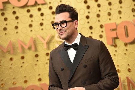 Dan Levy demuestra que el marrón también es elegante en su look de los premios EMMY