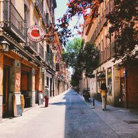 Los coches solo dejan un 30% de nuestras calles a los peatones, y la mitad no son accesibles según este estudio 