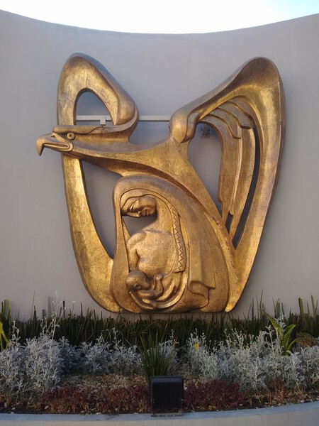 Escultura Del Logo Del Seguro Social 03
