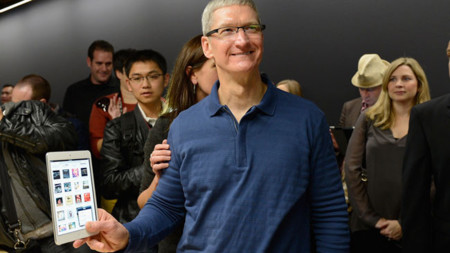 Tim Cook con el iPad mini