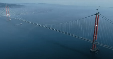 2.023 metros sobre el mar sin un solo punto de apoyo: así es el nuevo puente récord que conecta Asia y Europa