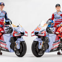 El Gresini Racing viste de azul celeste y rojo a las Ducati Desmosedici GP22 de Álex Márquez y Fabio Di Giannantonio 