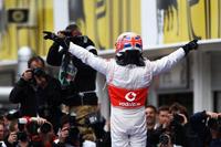 Jenson Button vence en el caos