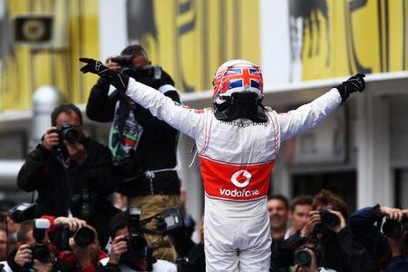 Jenson Button vence en el caos