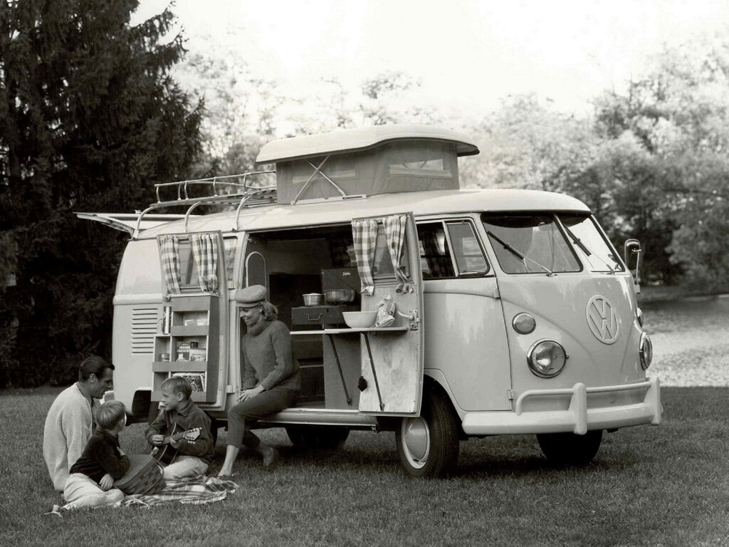 La camper no fue invento de Volkswagen: nació de un cliente que solo quería una cama y un escritorio en su furgoneta 