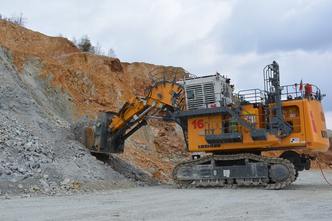 Liebherr R9350e At Work 300dpi