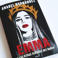 Usaron una foto de Instagram de Emma Coronel para la portada de un libro. Ahora los están demandando 