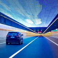 De 11 km de largo y un techo con millones de LED, el túnel submarino más largo de China ha pasado de infraestructura a espectáculo para turistas