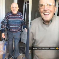 El tierno vídeo viral del abuelo que recibe con una gran sonrisa a su nieta cada vez que lo visita