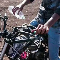 Un indio ha inventado una moto que funciona solo con agua y caña de azúcar, y parece que se mueve