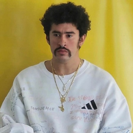 Bad Bunny ha vuelto con toda la pinta de actor de Narcos y puede clavarte su 'navaja'