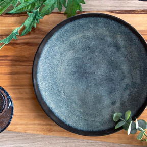 Parece una vajilla de Zara Home, pero este set de platos y tazas es de melamina e ideal para comer en la terraza o el jardín