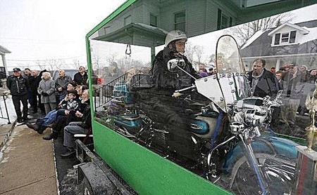 Cuando muera, no deseo ataúd, quiero que todos me vean sentado en mi motocicleta (también)