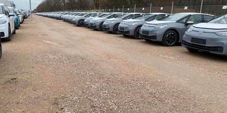 De amontonar coches trucados a Volkswagen ID.3: cientos de coches eléctricos esperan en parkings una actualización de software
