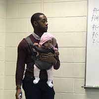 Un profesor portea a un bebé para que su padre pueda atender en clase: un bonito ejemplo