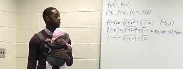 Un profesor portea a un bebé para que su padre pueda atender en clase: un bonito ejemplo