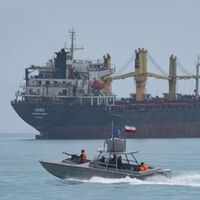 Hay 3.000 barcos atrapados frente al estrecho de Ormuz tras la amenaza de Irán. Francia quiere escoltarlos para reabrir la ruta por donde pasa el petróleo del mundo