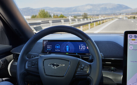 Probamos el Ford Blue Cruise, el sistema de conducción sin manos de Ford