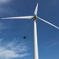 Inspeccionar un aerogenerador marino ya no exige pararlo: el dron que usa IA para 'radiografiar' palas en movimiento