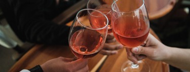 Creíamos que el vino protegía nuestra salud. El problema es que quizá confundíamos la copa con la compañía 