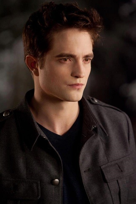 Robert Pattinson se arrima a todo lo que puede,¡y bien que hace!