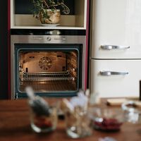 Limpiar el horno con la pirólisis es carísimo. Este remedio es igual de efectivo pero mucho más barato