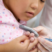 Sin pinchazos ni métodos invasivos: desarrollan una pulsera que mide la glucosa en sangre de los niños diabéticos