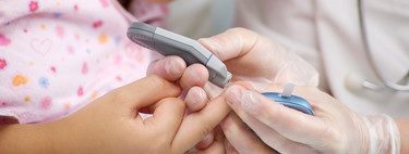 Sin pinchazos ni métodos invasivos: desarrollan una pulsera que mide la glucosa en sangre de los niños diabéticos
