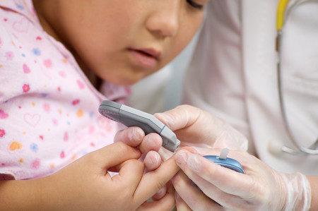 Sin pinchazos ni métodos invasivos: desarrollan una pulsera que mide la glucosa en sangre de los niños diabéticos