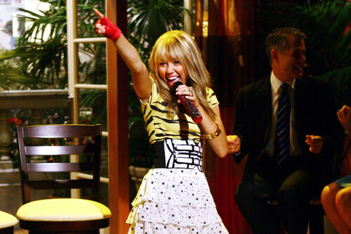 Miley Cyrus acaba de anunciar el regreso de Hannah Montana y creo que mi yo de 12 años no podría ser más feliz.  Lo que está preparando apunta directo a la nostalgia 