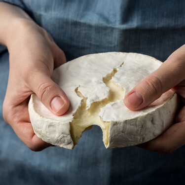 ¿Tu queso huele a amoniaco? Te explicamos por qué y si te lo puedes comer 