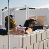 En Brasil tienen un atajo para resolver la vivienda: 2 toneladas de plástico, 27 metros cuadrados y montaje en 15 horas