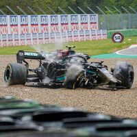 Valtteri Bottas y George Russell se culpan mutuamente del accidente que obligó a parar la carrera en Imola