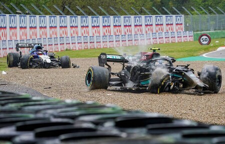 Valtteri Bottas y George Russell se culpan mutuamente del accidente que obligó a parar la carrera en Imola