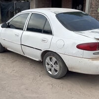 Un mexicano restaura un auto usando una botella de Coca-Cola y el motor de una Italika 