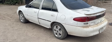 Un mexicano restaura un auto usando una botella de Coca-Cola y el motor de una Italika 
