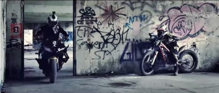 Paintball sobre motocicleta: así promociona Cardo su Scala Rider Packtalk