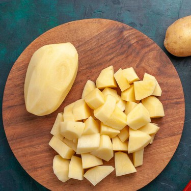 Cómo cocer una papa en 5 minutos y sin aceite: el truco fácil de una experta en cocina