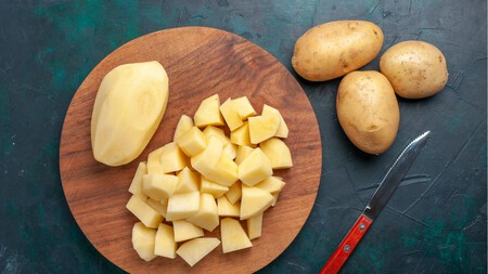 Cómo cocer una papa en 5 minutos y sin aceite: el truco fácil de una experta en cocina