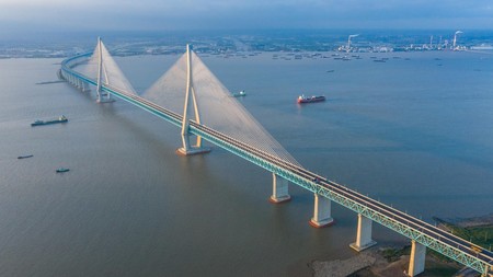 Así es el espectacular puente colgante Sutong, con un tramo de 1 km que pende de cables y donde conviven coches y trenes